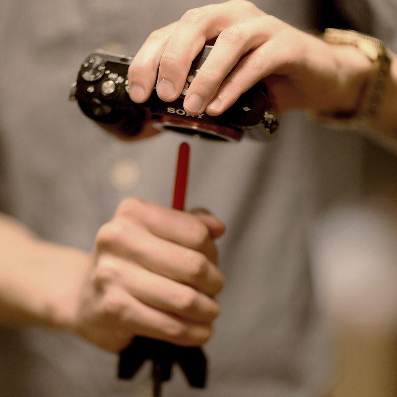 Blås rent kamerahuset med en blåsbälg – ett av de effektivaste rengöringsverktygen