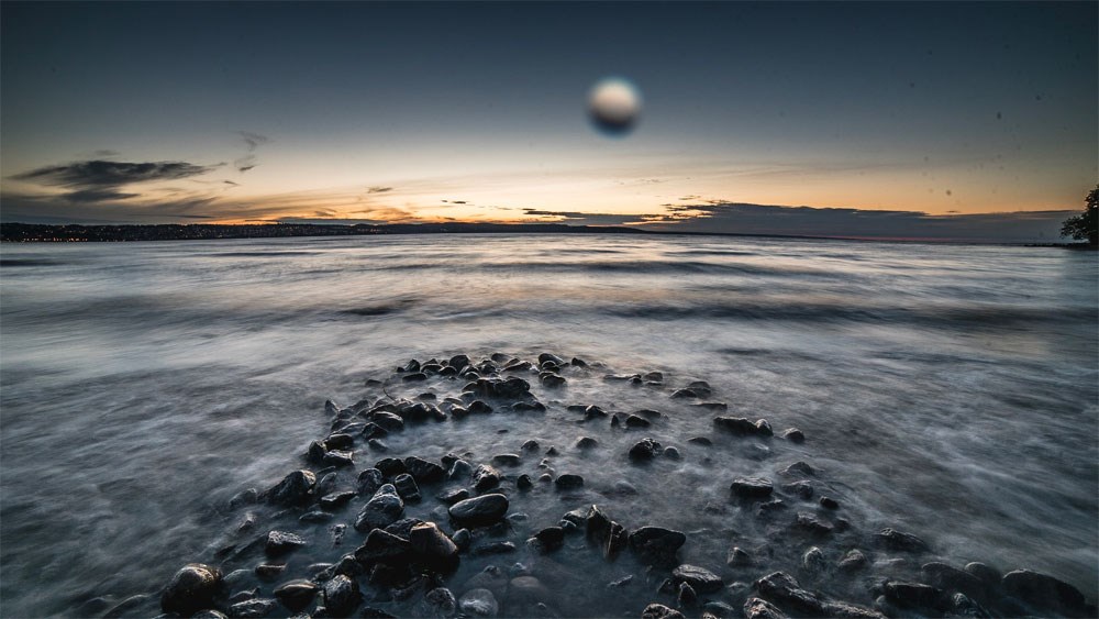 Landskapsbild där vattendroppar förstör bilden