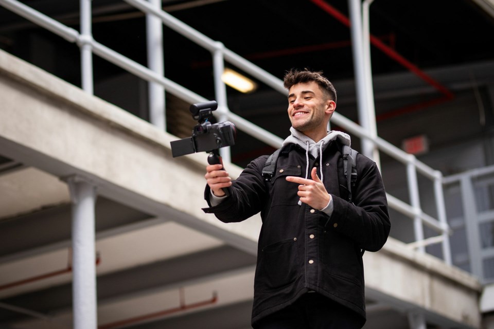 Person som vlogger med kamera og ministativ