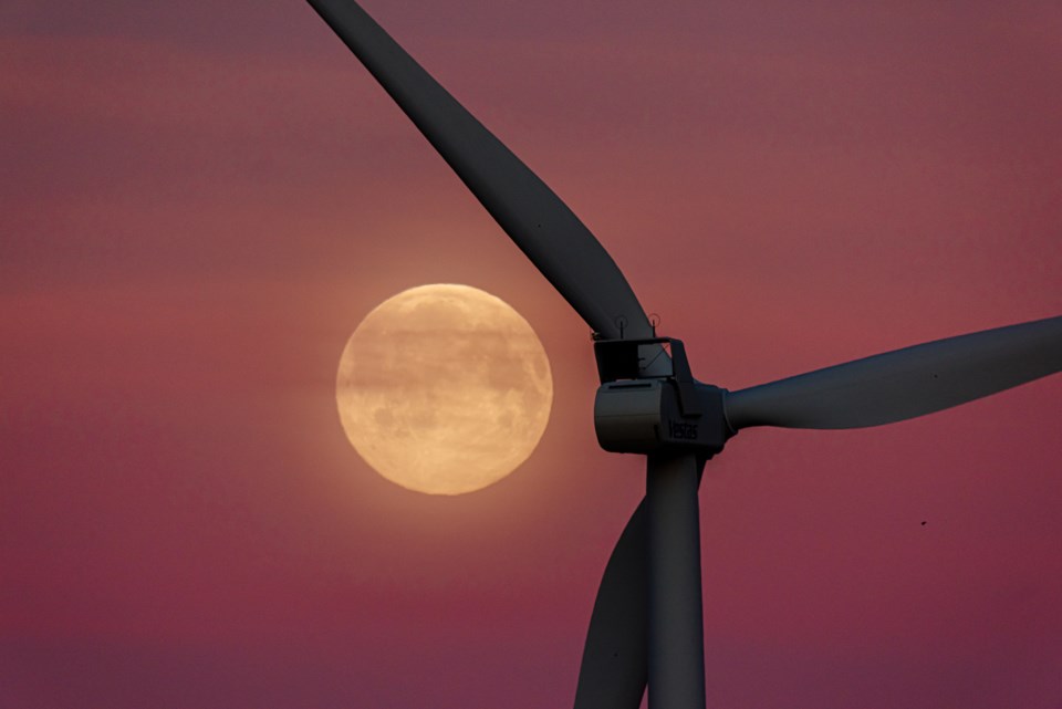 Supermåne ved vindturbiner