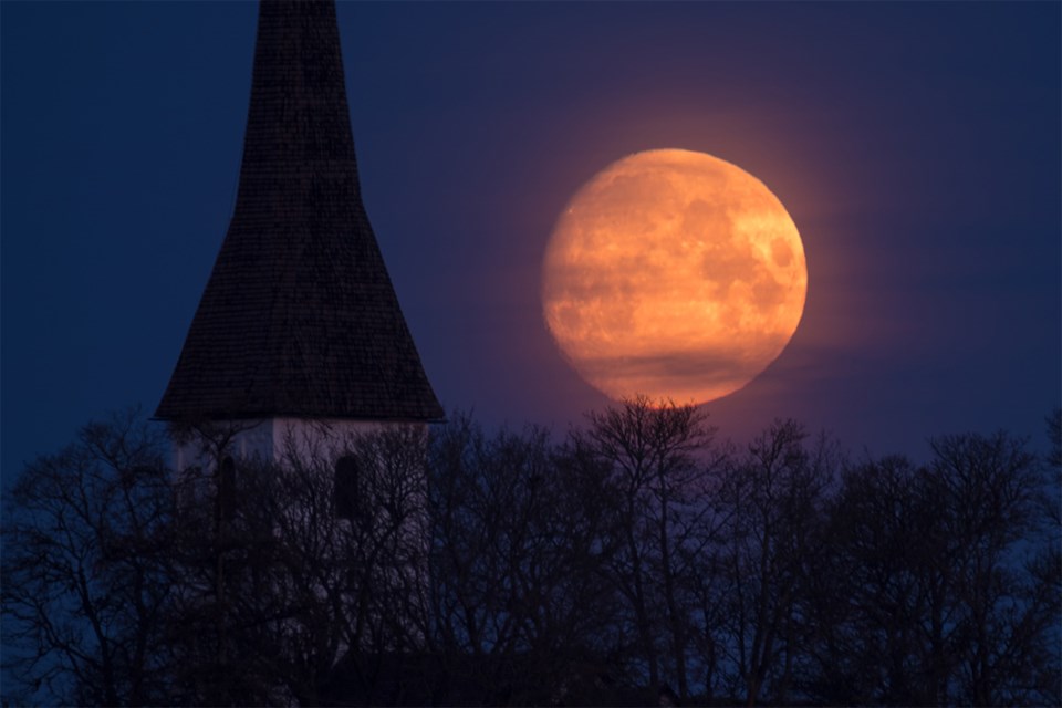 Blodmåne over kirke