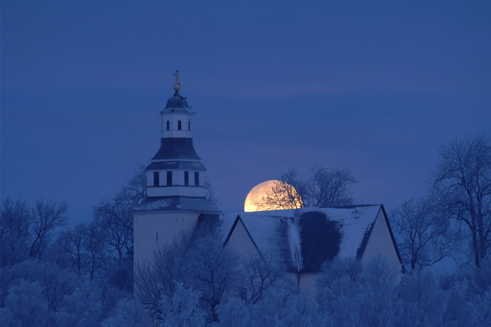 Supermåne over kirke