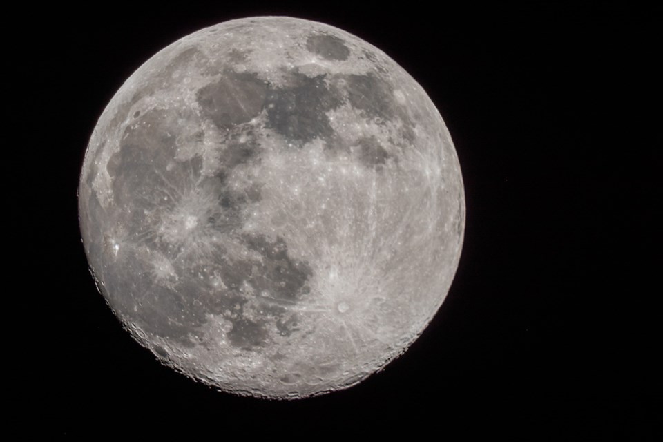 Nærbilde av stor måne