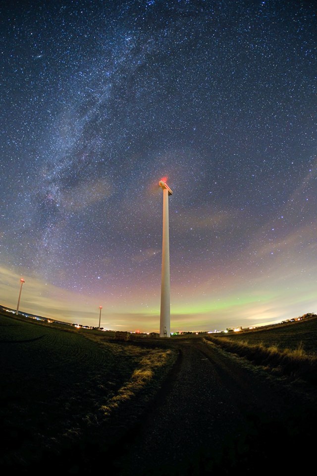 Nattfotografering av stjernehimmelen og Melkeveien med vindturbiner i forgrunnen