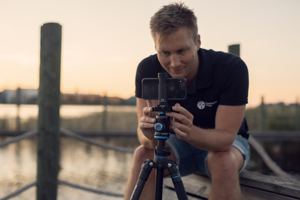 Bruk et stativ når du filmer med mobilen for å få stødigere videoer