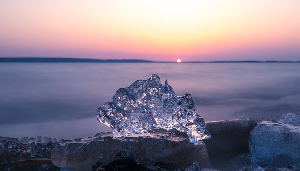 Isklump i solnedgangen