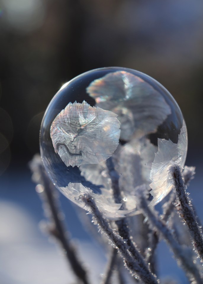 Sørg for god belysning for å se det fine mønsteret når såpeboblen fryser