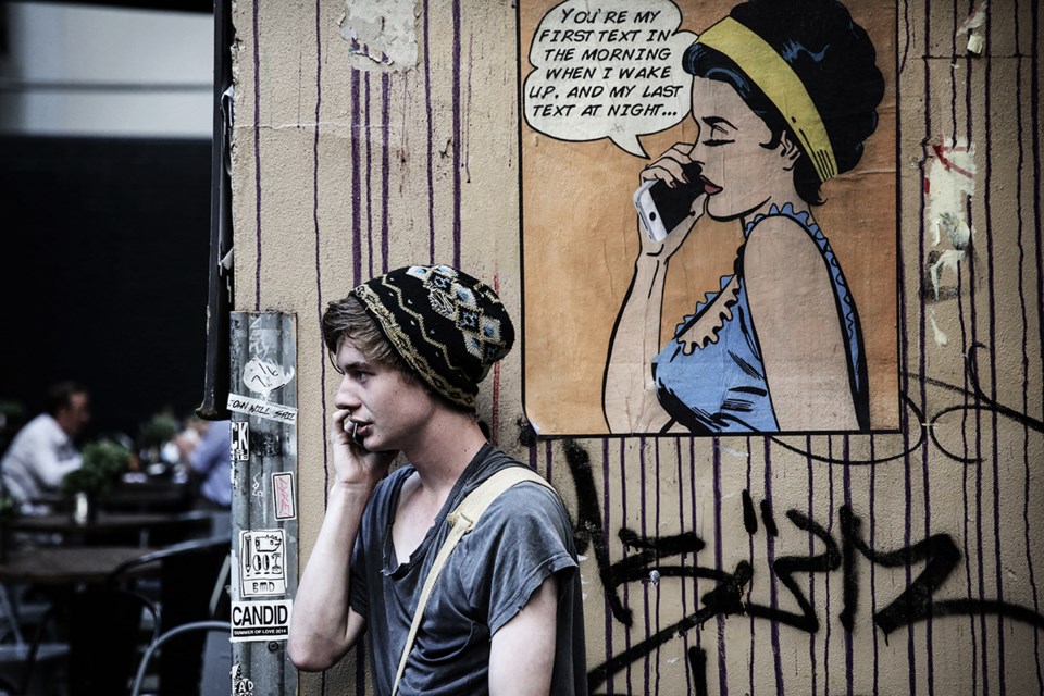 Gatebilde av en mann som snakker i mobiltelefon. Foto: Mats Alfredsson