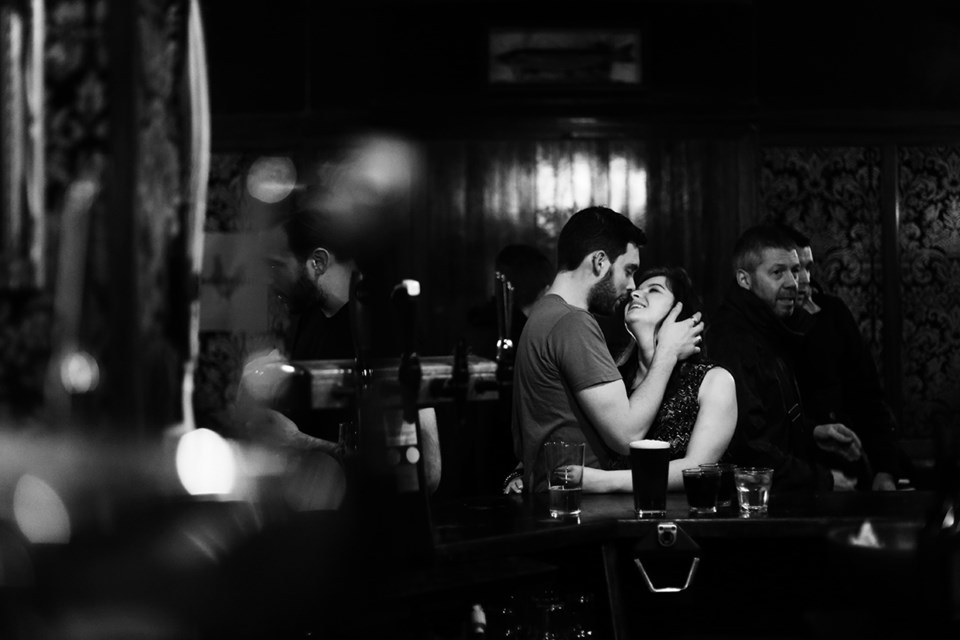 Gatebilde av et par som klemmer hverandre. Foto: Mats Alfredsson.