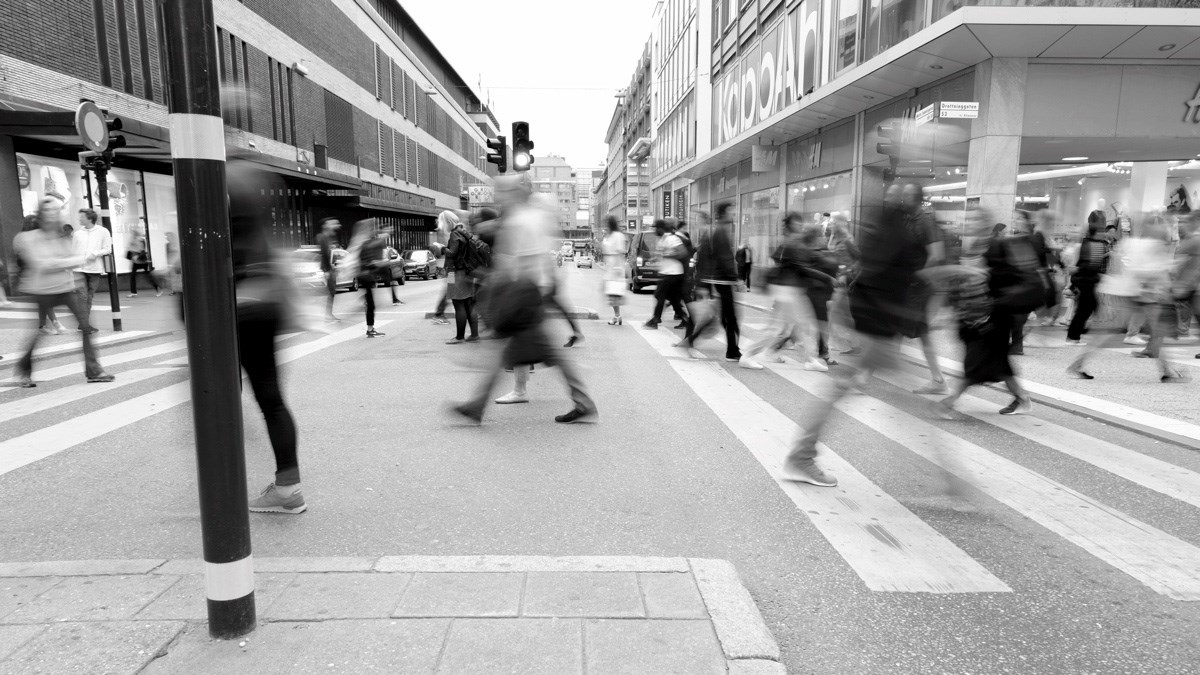 Gatebilde tatt med lang lukkertid for å gjøre bevegelsene uskarpe.