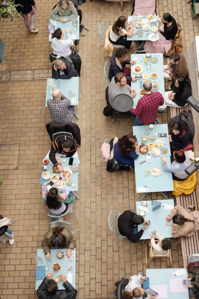 Gatefoto i fugleperspektiv på et kafébord. Foto: Anna Jarebro