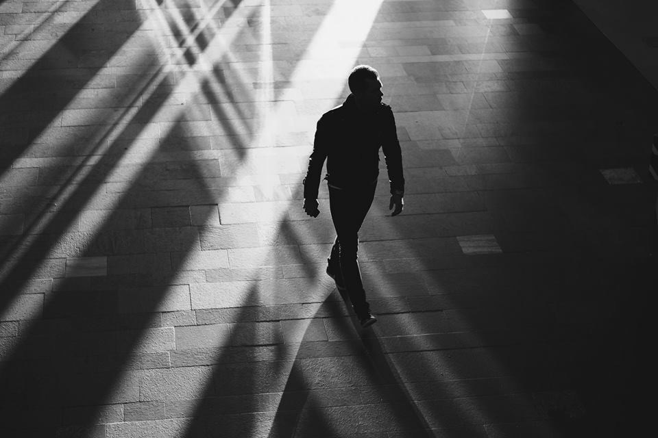 Gatefoto i svart-hvitt av en mann i silhuett