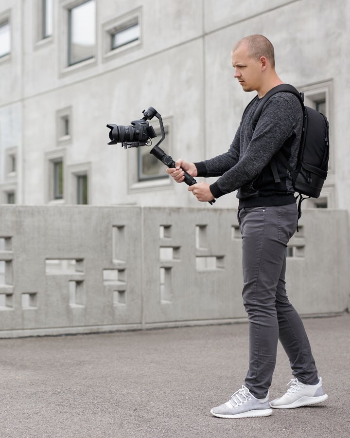 Hold gimbalen med to hender for bedre støtte