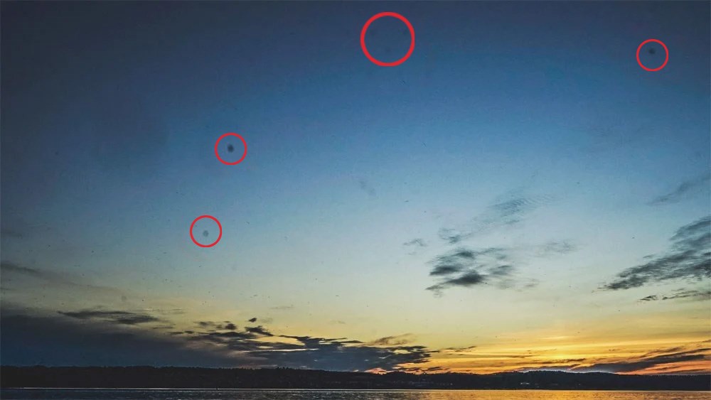 Bild där sensorfläckar uppstår, sensorfläckar beror oftast på små dammpartiklar på kamerasensorn