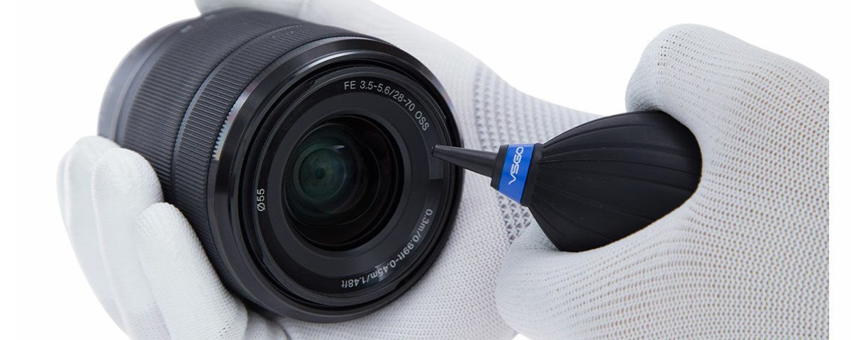 Bruk en belg til å rengjøre kameraet og objektivet