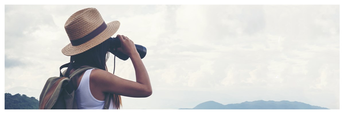 Barn og kvinne smiler med kikkert