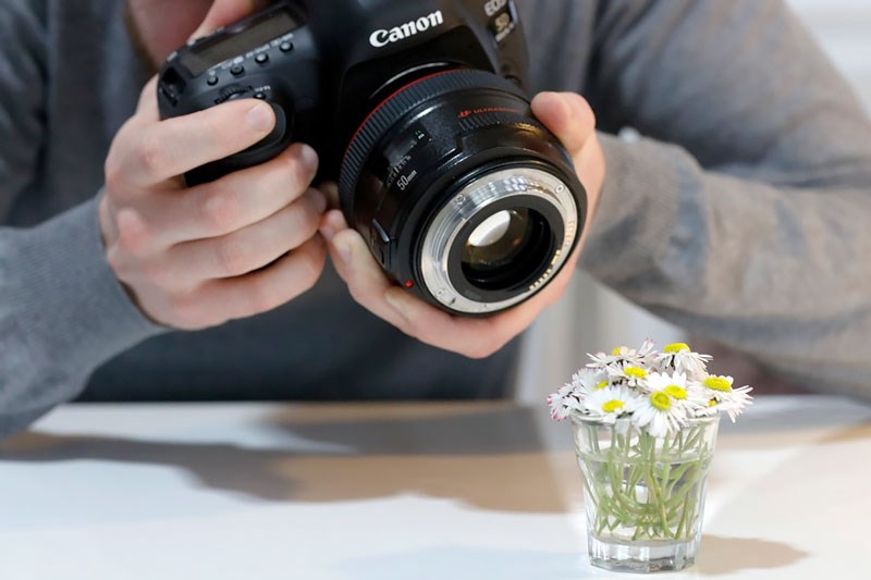 Vend om på ditt objektiv, og hold frontlinsen mot kameraet for å teste makrofotografering