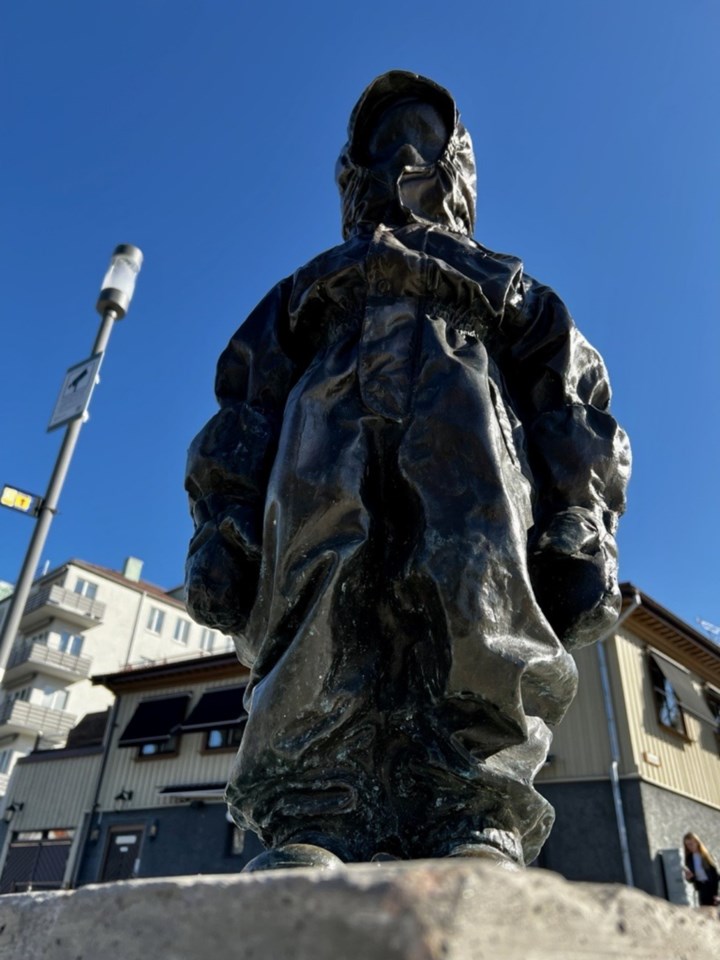 Bilde av statue nedenfra