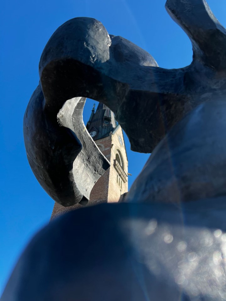 Kirke fotografert gjennom en statue