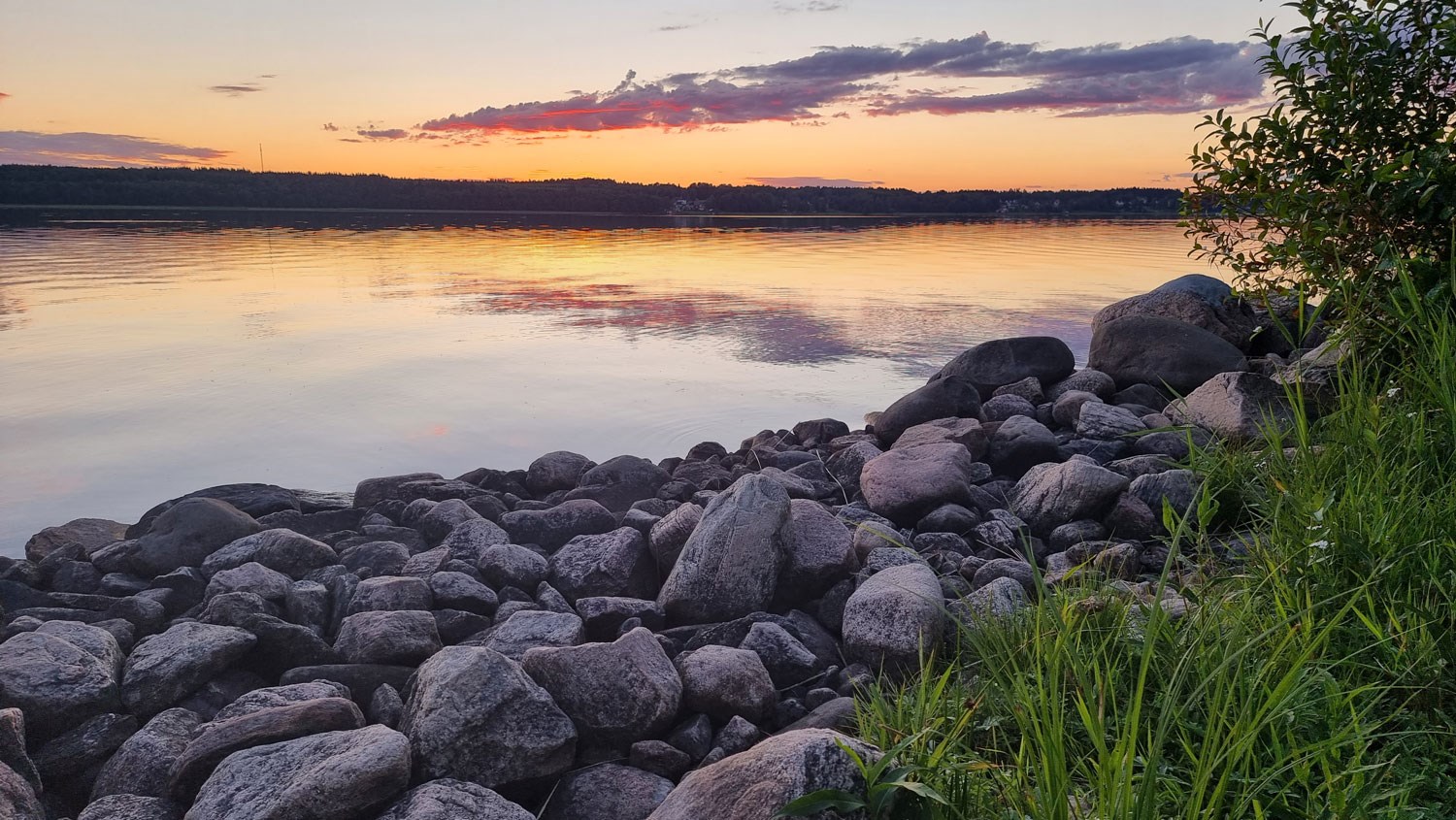Mobilbilde av en steinete strand, tatt med HDR aktiv