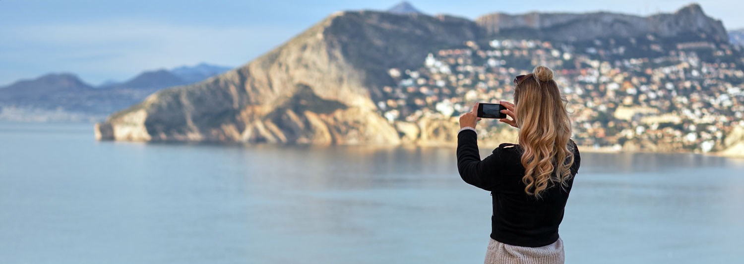 Kvinne tar bilder med mobiltelefonen