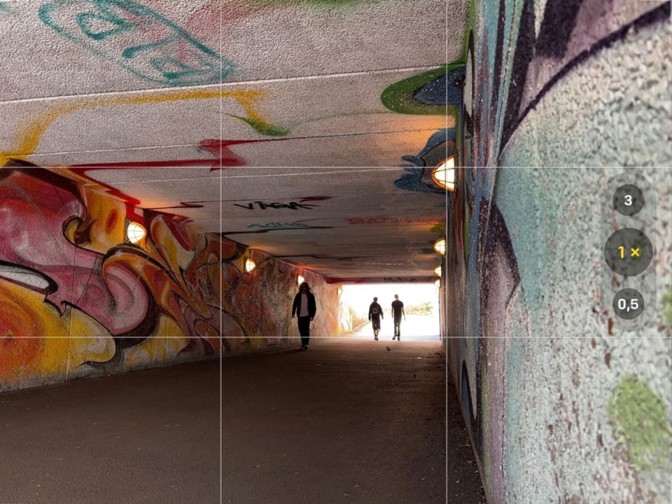 Bilde tatt med bakgrunnsbelysning i tunnel, synlig rutenett