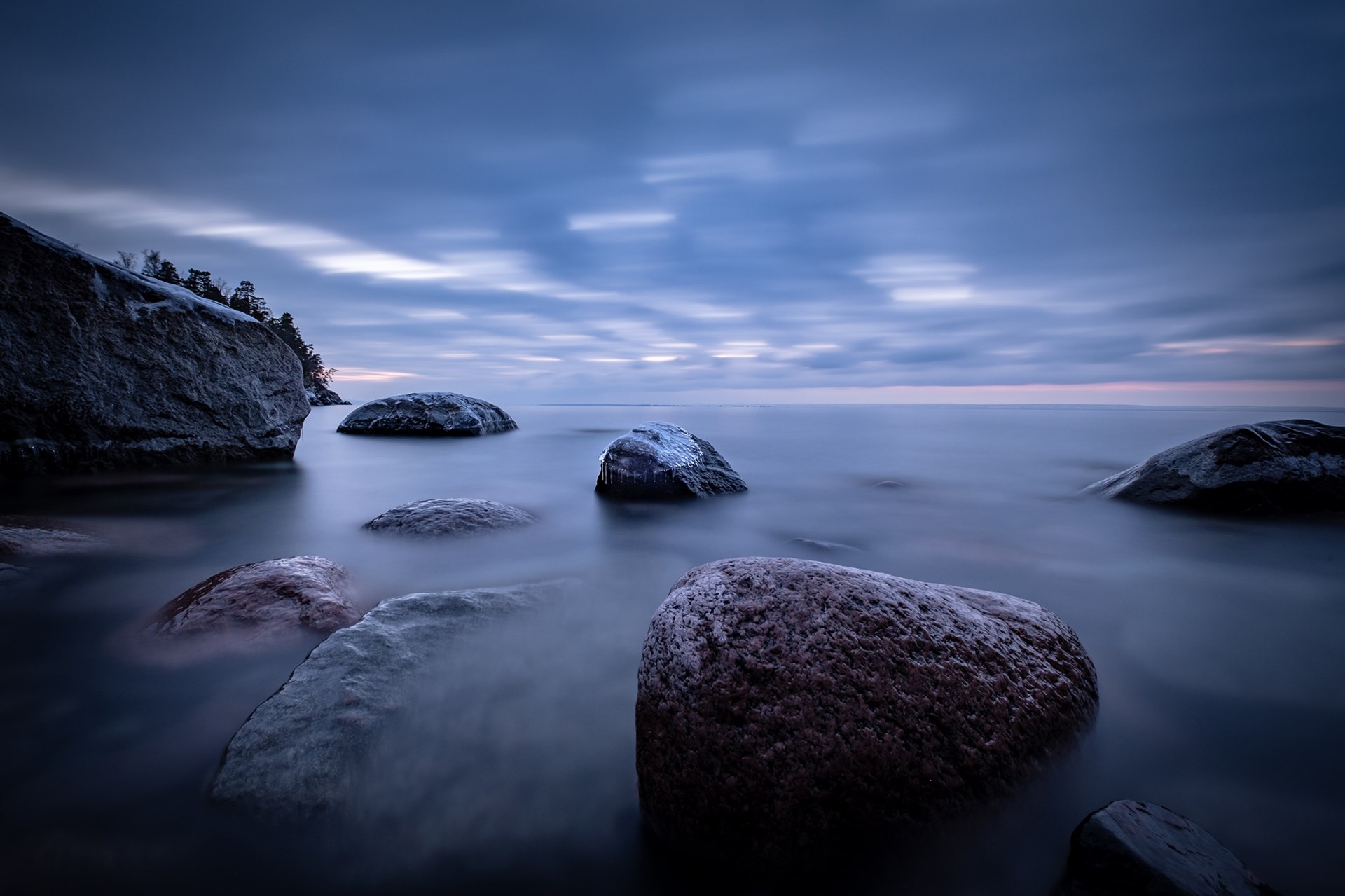 Naturfoto av Vättern med steiner i forgrunnen