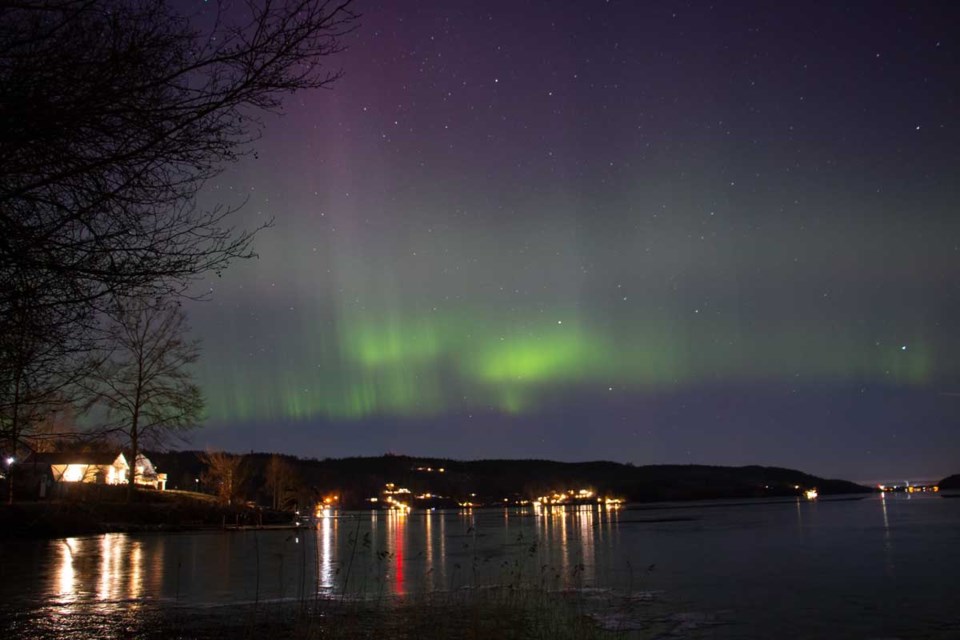 Nordlys over Öresjö utenfor Borås