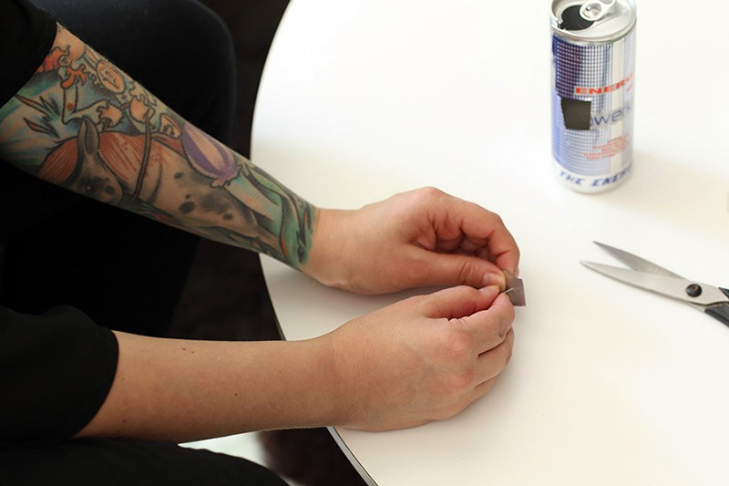 Bruk en nål til å lage blenderåpningen på hullkameraet ditt