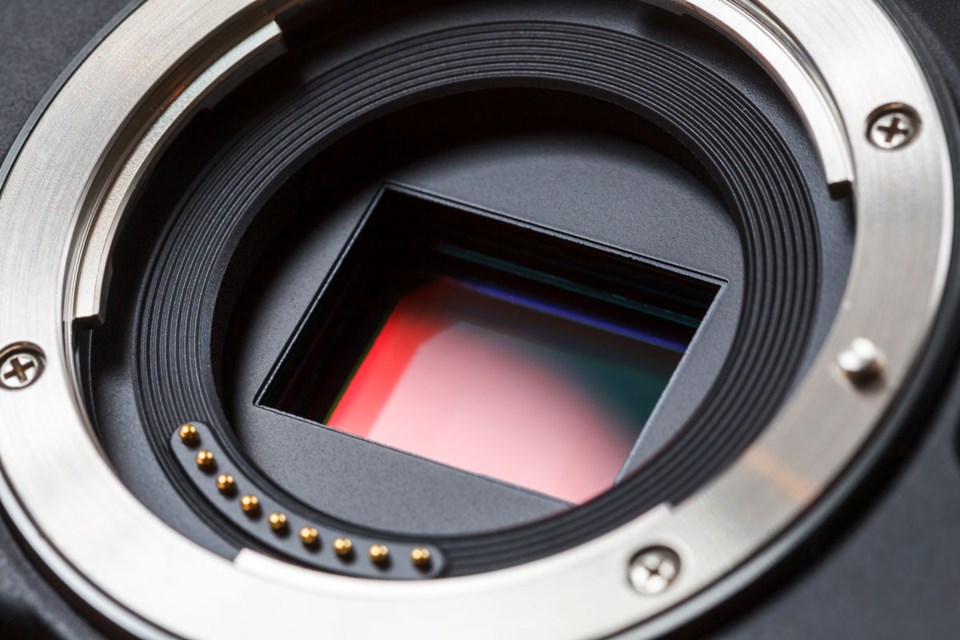 En bildesensor sitter i kameraet og fanger bildet