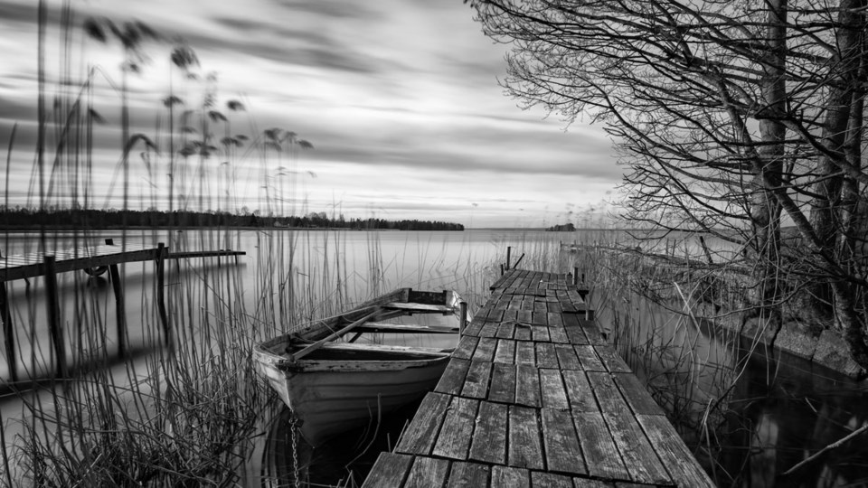 Bilde av brygge og båt, lang lukkertid, 25 sek