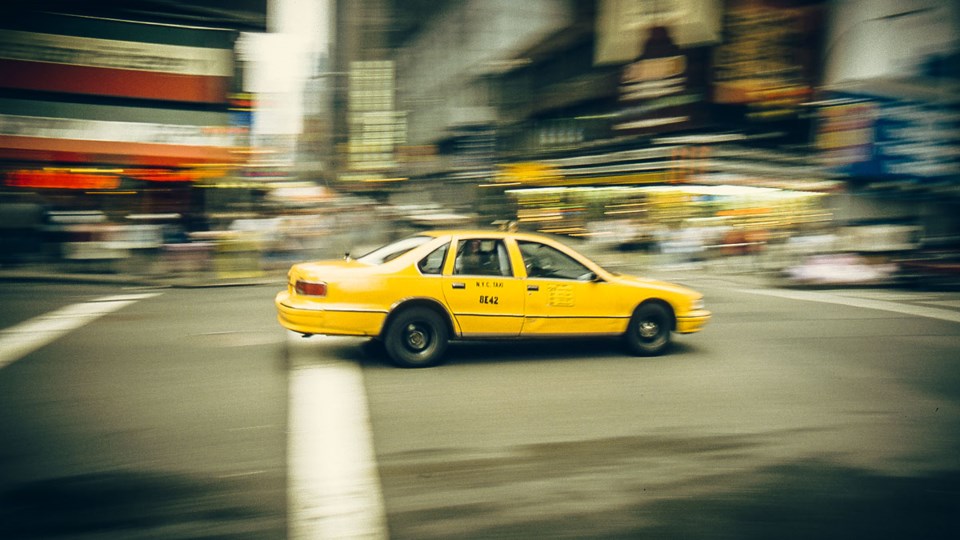 Bilde av taxi i New York tatt med langsom lukkerhastighet og panorering