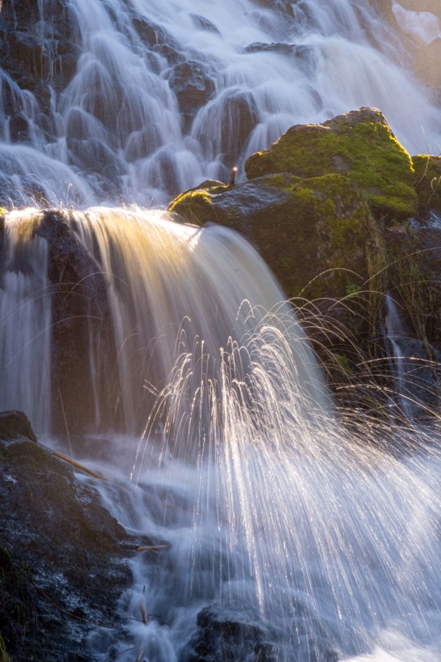 Bilde av foss, tatt med middels lukkerhastighet