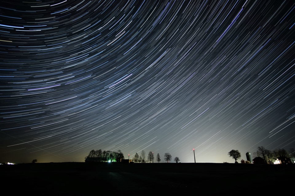 Lær hvordan du fotograferer stjernespor i vår guide. Foto: Mikael Järnåsen.