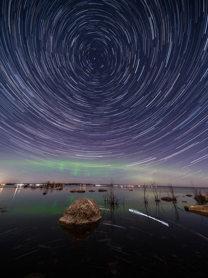 Stjernespor over innsjø. Foto: Mikael Järnåsen