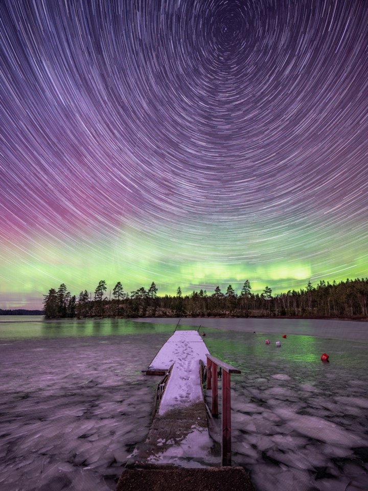 Startrails og nordlys med bro i forgrunnen. Foto: Mikael Järnåsen
