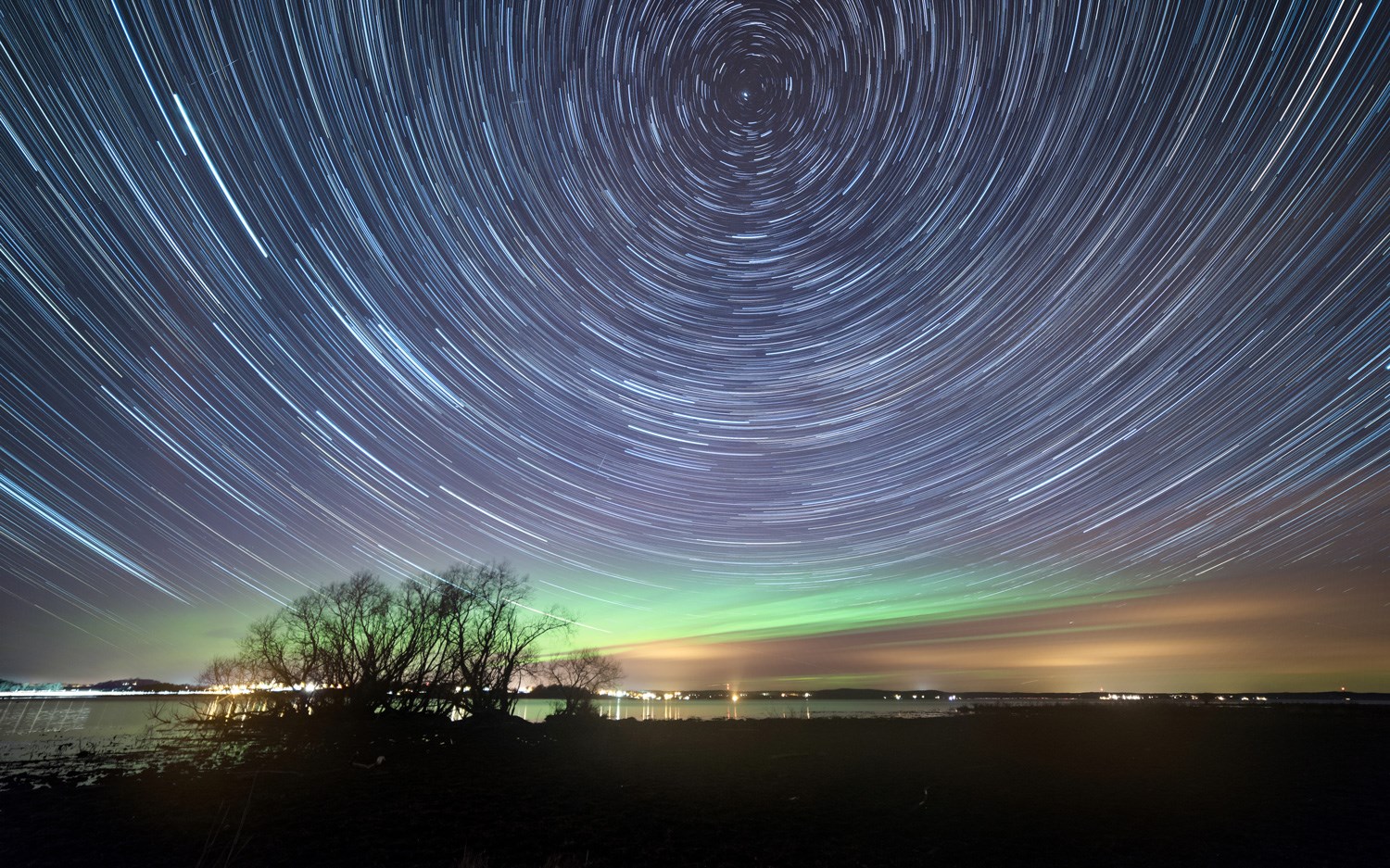 Rett kameraet mot polarstjernen og få sirkulære stjernespor. Foto: Mikael Järnåsen.
