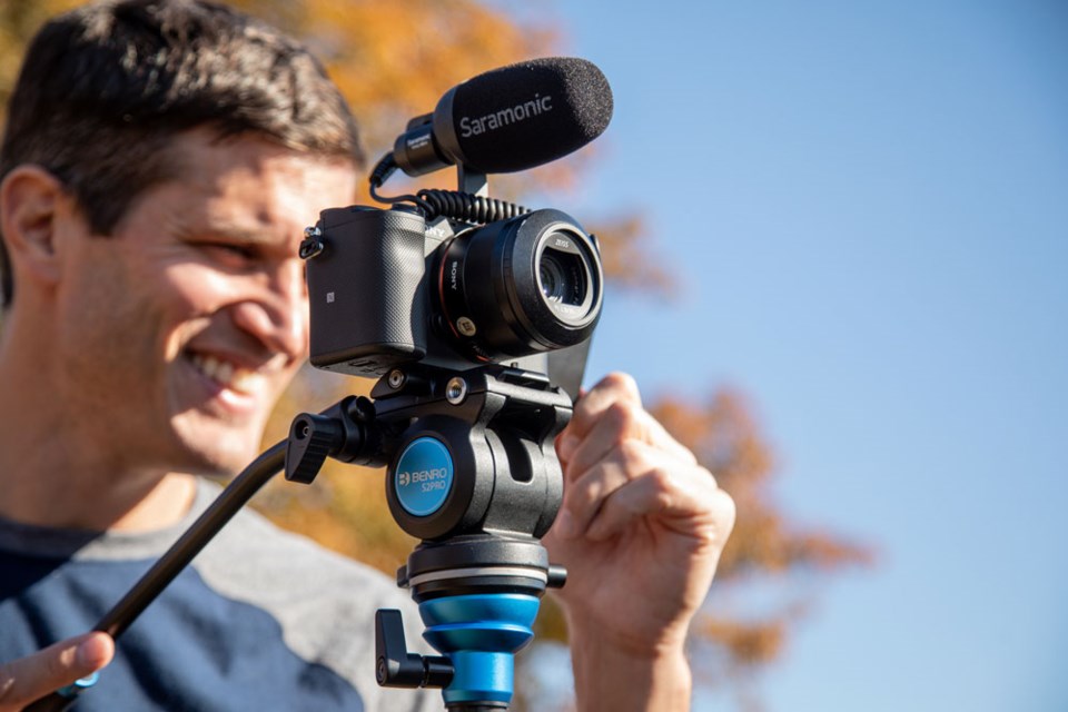 Videohode for kamerastativet gir deg fleksible muligheter til å filme jevnt og stabilt
