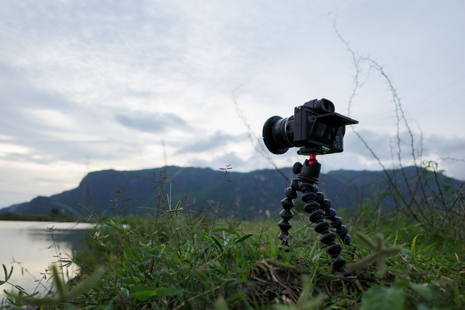 Systemkamera på et lite ministativ