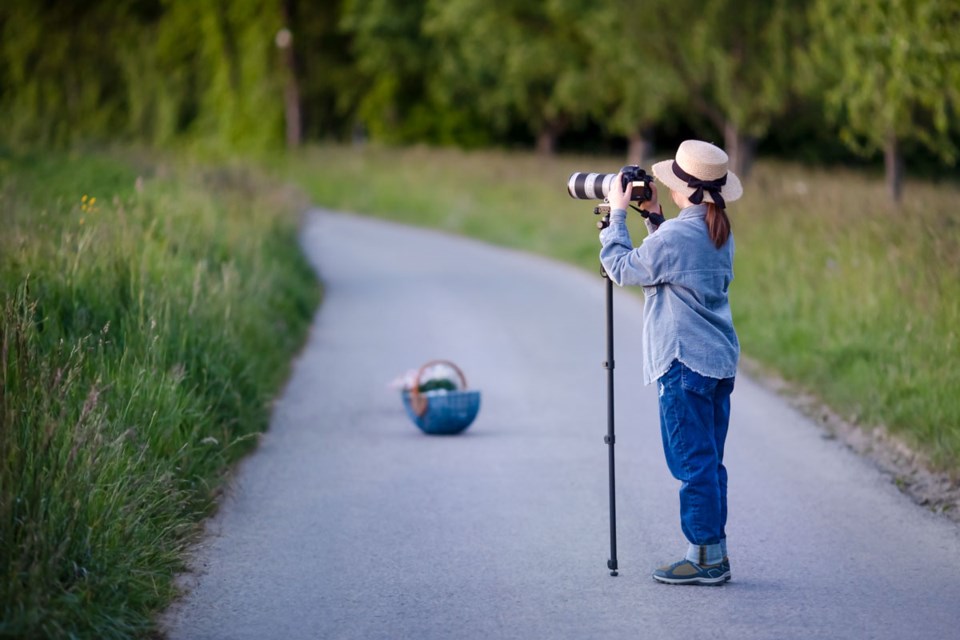 Jente som tar bilder med monopod