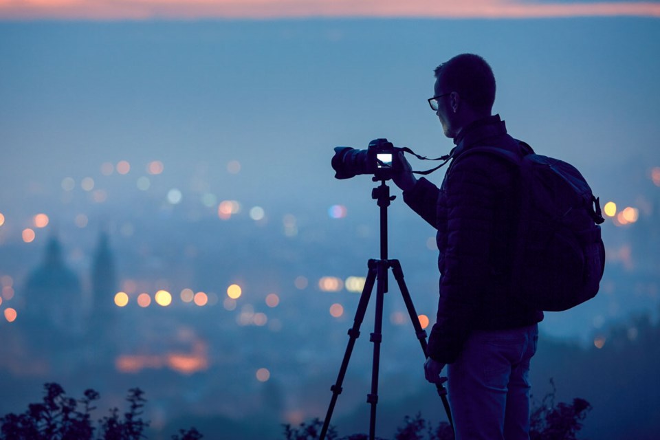 Fotograf fotograferer med stativ