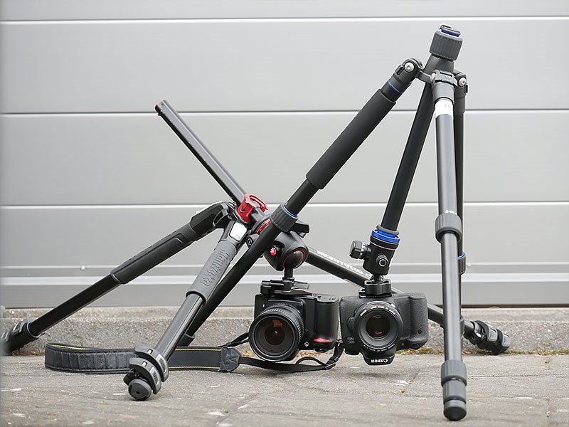 Stativ som kan foldes eller snu midtsøylen gir mulighet for fotografering nær bakken