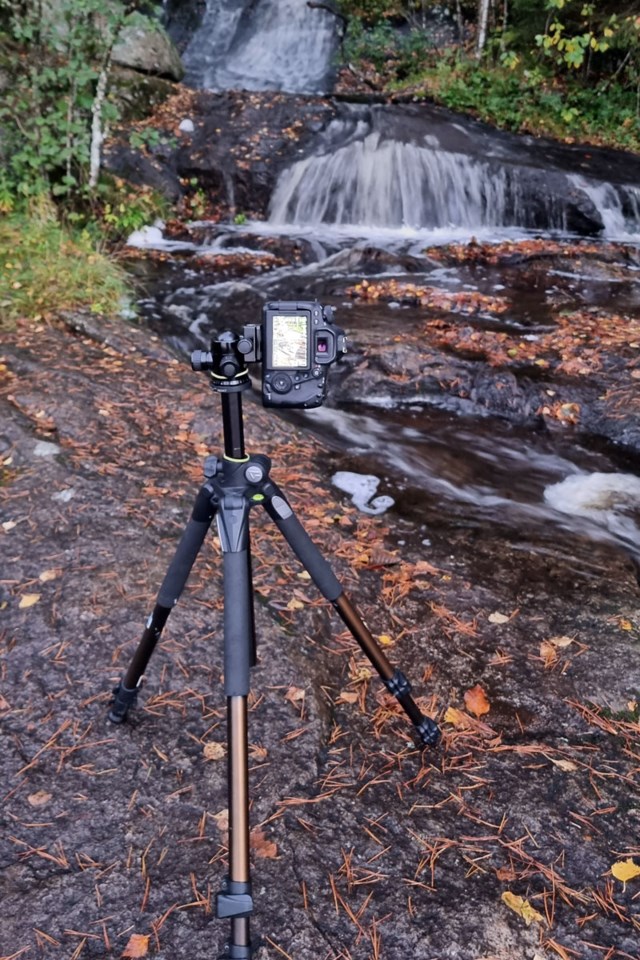 Med stativ til kameraet kan du fotografere fosser med lange lukkertider