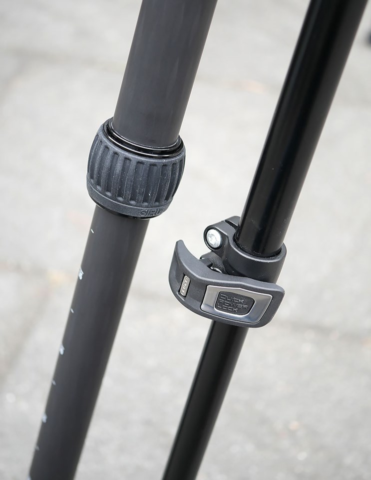 Stativben kan låses med spenner eller vrilåser