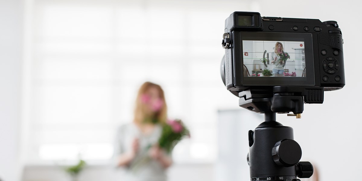 Ved å sette opp kameraet på et stativ kan du vlogge uten å holde kameraet