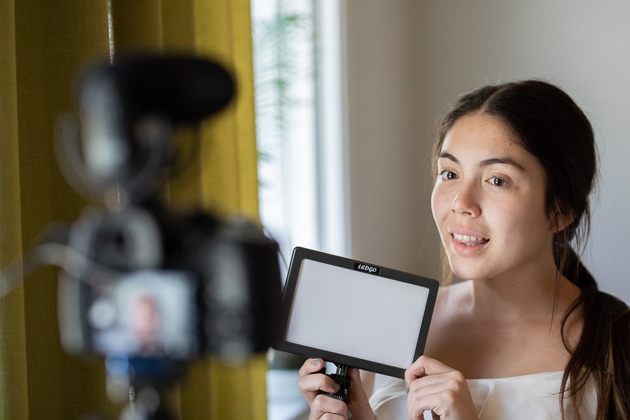 Å stå nær et vindu gir godt lys når du vlogger