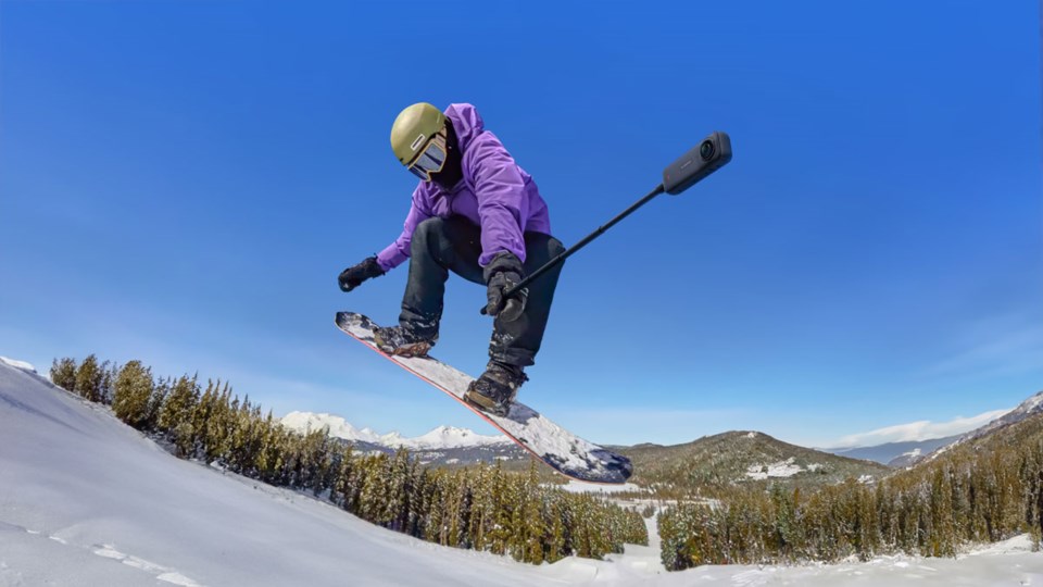 Snowboarder med 360-kamera på usynlig selfiepinne